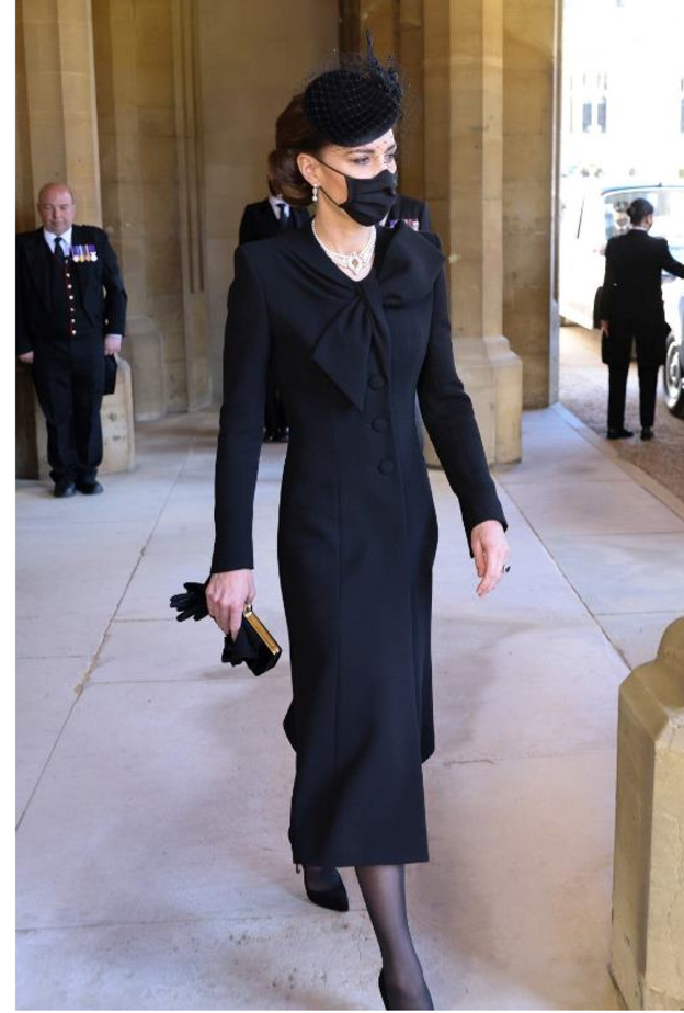 كيت ميدلتون تألقت بمعطف أسود أنيق من تصميم كاثرين والكر