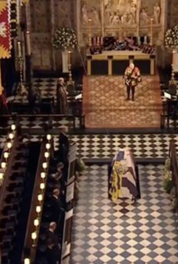 في لحظة مؤثرة.. إنزال نعش الأمير فيليب إلى مثواه الأخير على الهواء مباشرة 