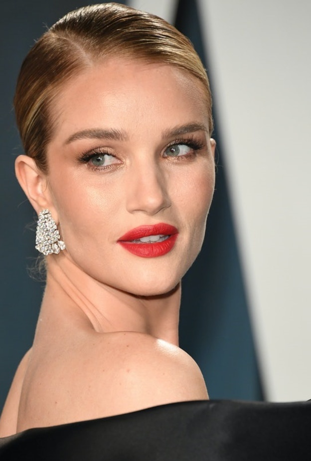 إطلالة كلاسيكية مذهلة من وحي روزي