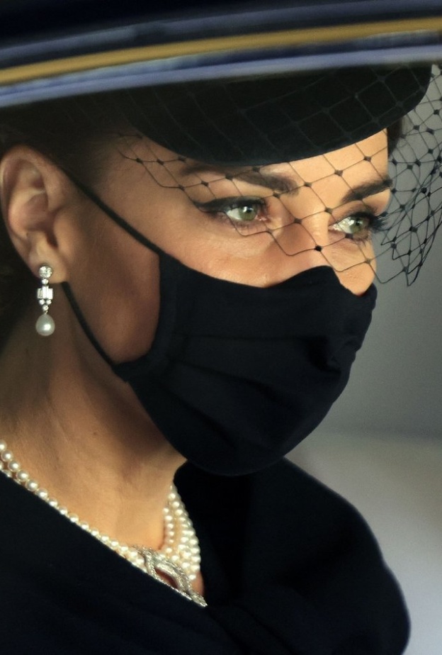  اطلالة كيت ميدلتون الجمالية برسمات المكياج الناعم والظلال السوداء