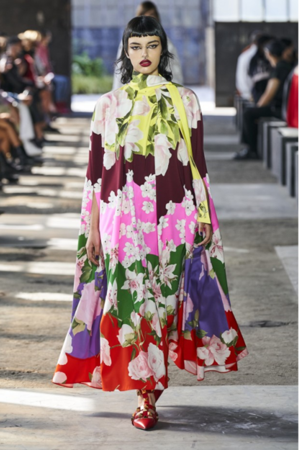 إختاري الفستان الواسع مع تصميم يشبه الكاب من دار فالنتينو