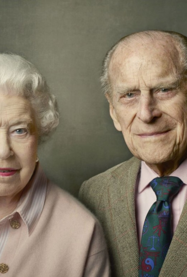 تعرفوا على المكان المميز الذي تحتفظ فيه ملكة بريطانيا بصورها المفضلة مع زوجها