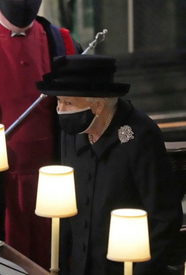 لماذا جلست الملكة في الصف الثاني في جنازة الأمير فيليب؟