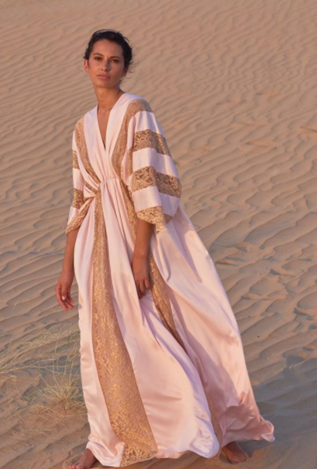 إختاري العباية التي تتميّز بقصة الياقة الـV المحتشمة والمزيّنة بقماش الدانتيل