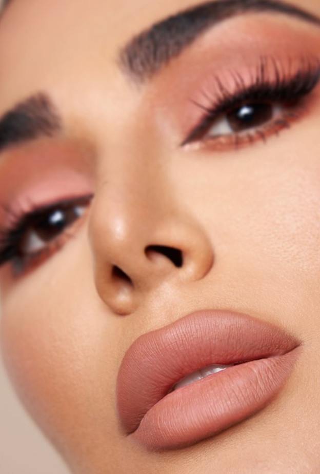 هدى بيوتي تطرح مستحضر باور بوليت كريم جلو لشفاه مفعمة بالجاذبية