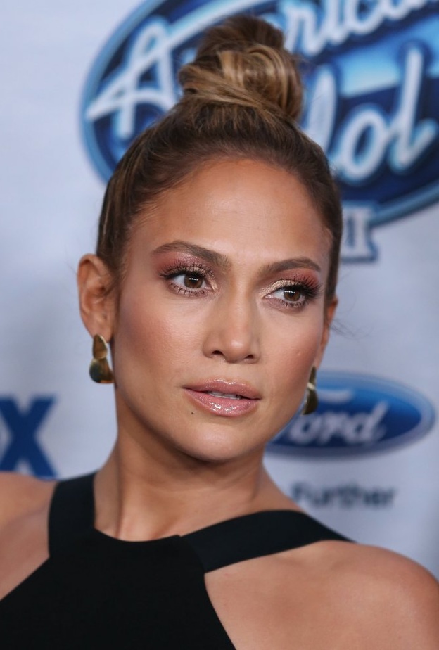 خطوات تطبيق مكياج برونزي وملون لسهرات رمضان 2021 من Jennifer Lopez