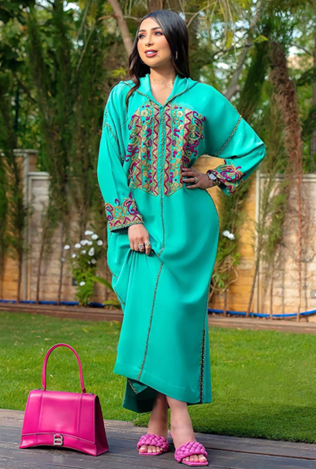 اطلالات دنيا بطمة بالقفطان المغربي المطرز والبارز من الامام