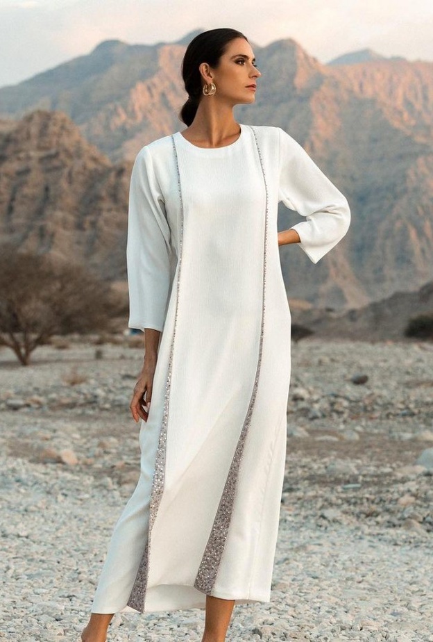  عبايات باللون الابيض من مجموعة wa dubai