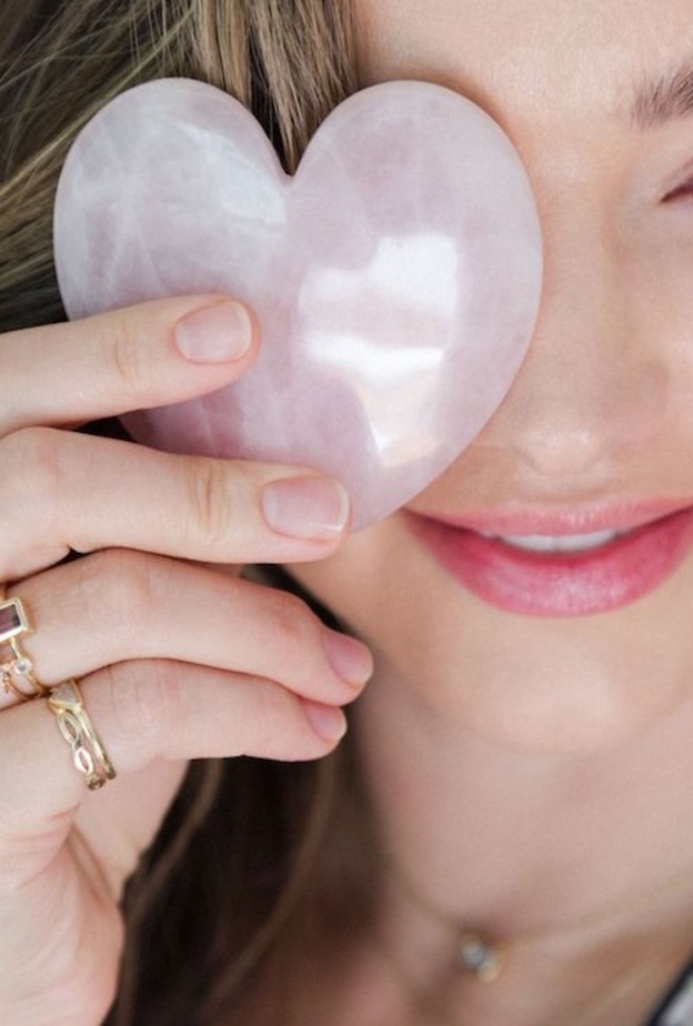  تدخل ميراندا الكوارتز الوردي إلى مستحضراتها للعناية بالبشرة