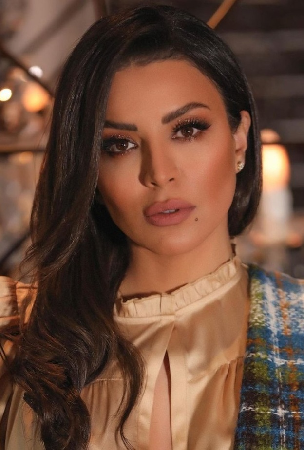 أمل بوشوشة بمكياج ترابي 2021