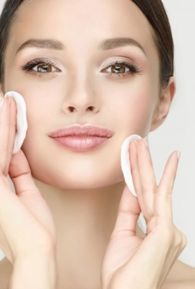 زيت الزيتون يعد من أفضل الزيوت الطبيعية لترطيب البشرة