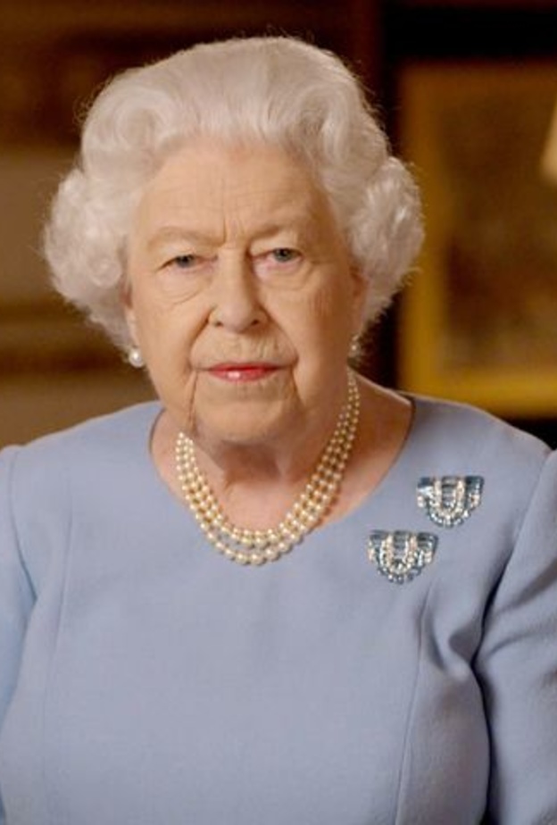 الملكة إليزابيث الثانية تتألق ببروش الأكوامارين Aquamarine