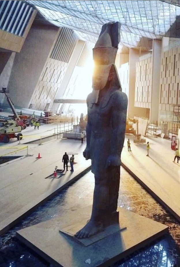  يوجد في بهو المتحف المصري الكبير تمثال للملك رمسيس الثاني والتمثال موضوع على قاعدة فريدة من نوعها