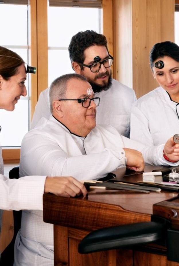 سيبدأ أحد خبراء المصنع المشاركين في بعض الزخارف الأكثر دقة التي تزين الساعات الفاخرة