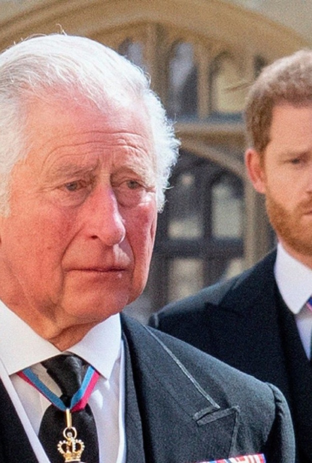 تشارلز يعقد قمة ملكية مصغرة مع وليام وهاري وكيت