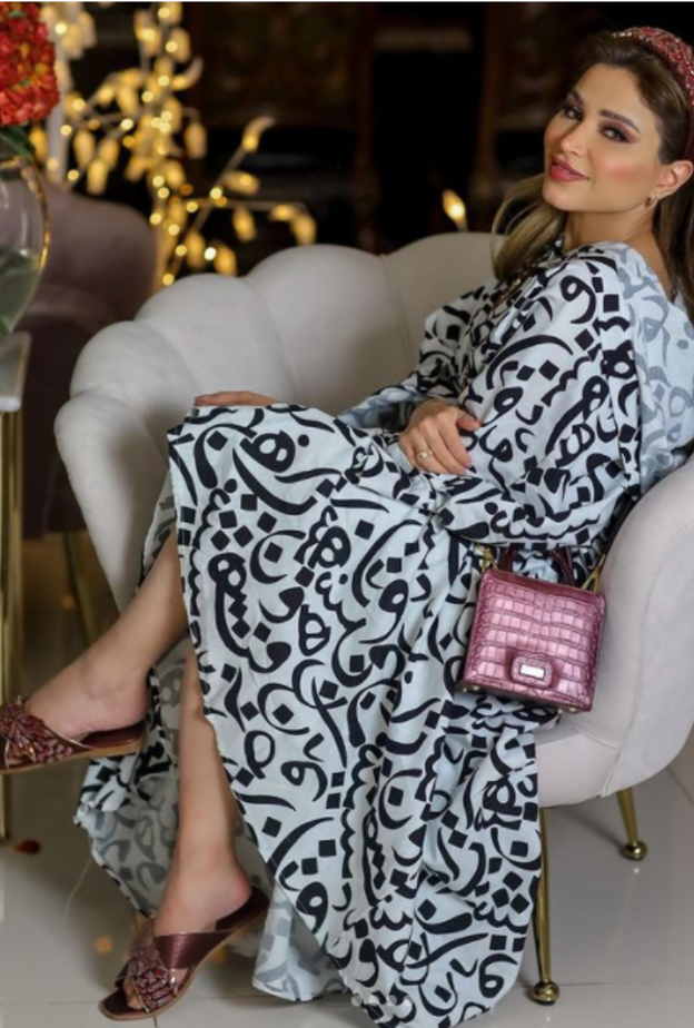 تألقت نهى نبيل في أحدث صورها  بصيحة موديلات عبايات مزيّنة بالحروف العربية