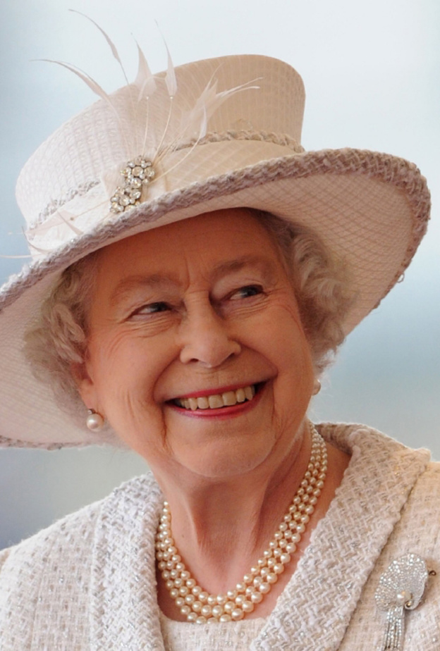 اطلالات الملكة اليزابيث الجمالية مع المكياج الناعم.