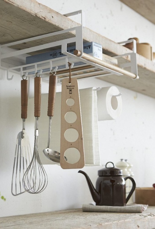  اكسسوار معدني على رفوف المطبخ الخشبية