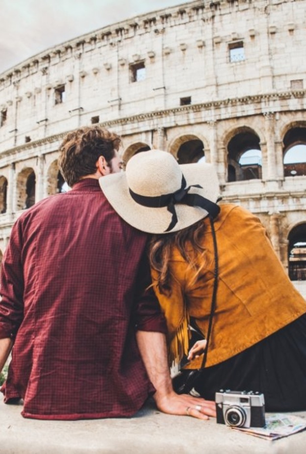 اختيار وجهة سفر بعيدة ويتطلب السفر إليها ساعات طويلة وهو ما يزيد من شعور العريس والعروس بالإرهاق