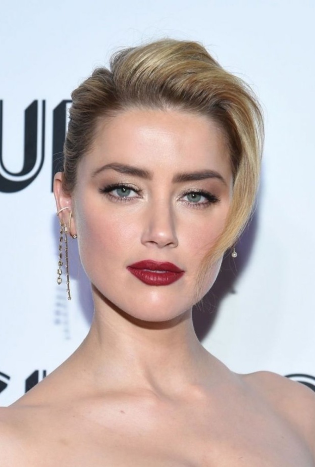 مكياج برونزي مع أحمر الشفاه الداكن والشعر المرفوع