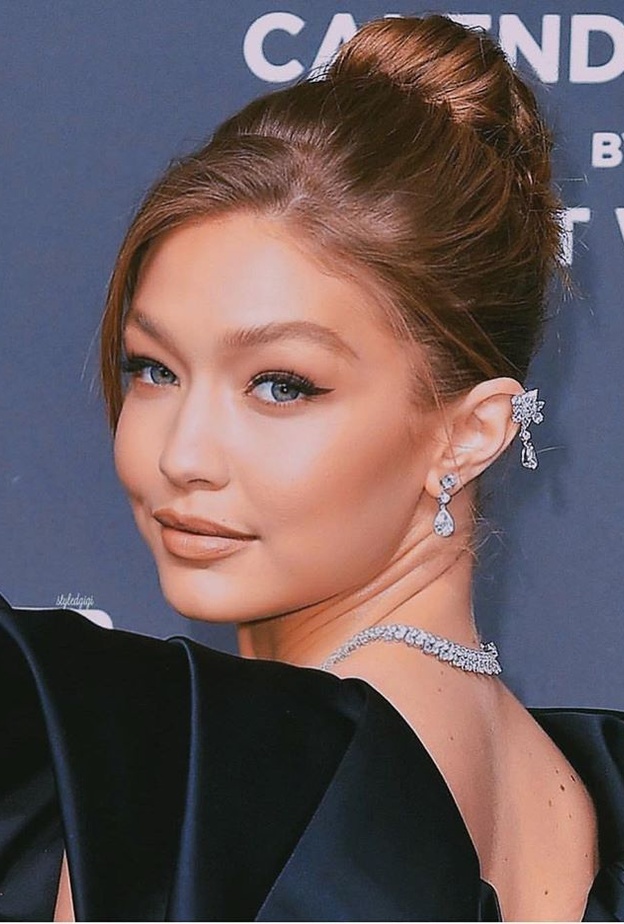 إطلالة أنيقة وأنثوية من وحي جيجي