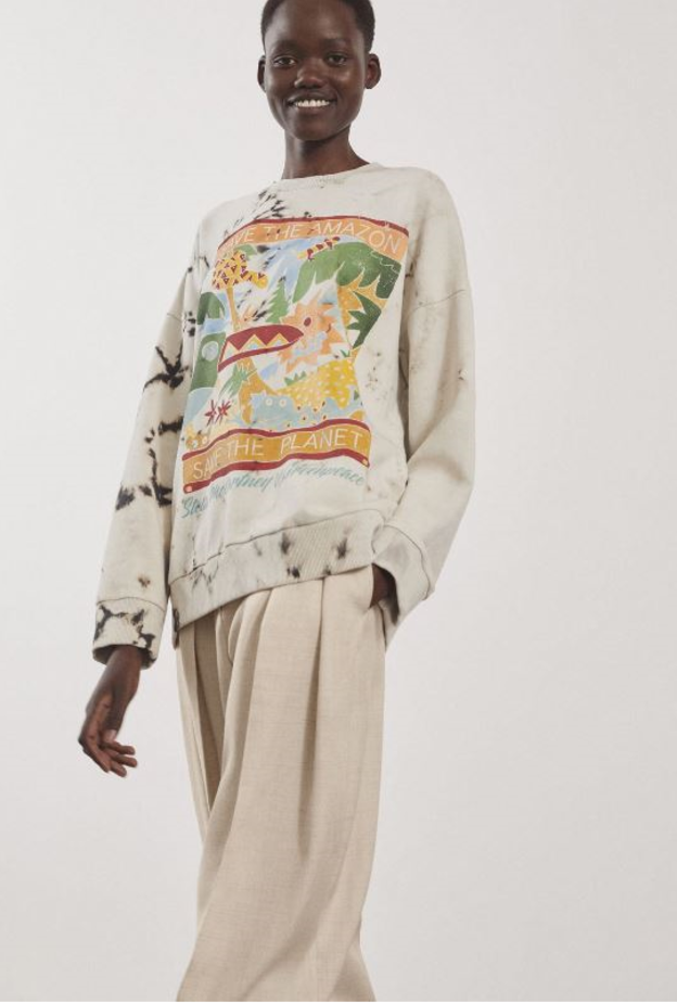 Stella McCartney قدّمت كبسولة ملابس تدعم حملة غرينبيس لوقف إزالة الغابات في الأمازون