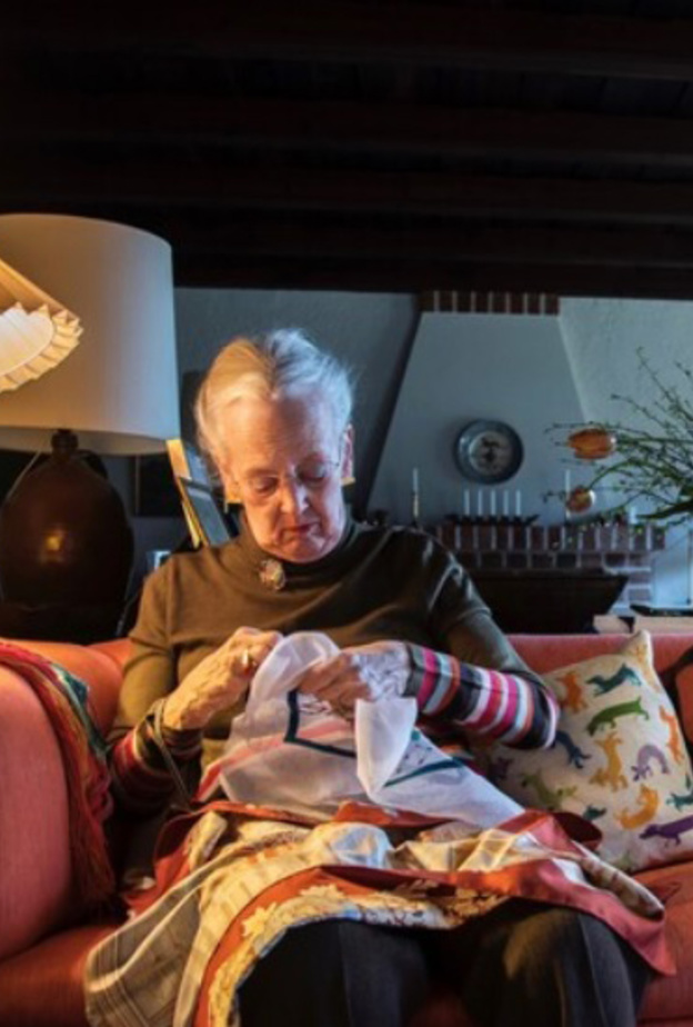 ملكة الدنمارك تستعد لعرض أعمال التطريز التي قامت بصنعها خلال فترة الإغلاق العام