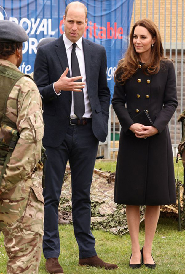 احدث اطلالات كيت ميدلتون الراقية بالمعطف الاسوداطلالات كيت ميدلتون 