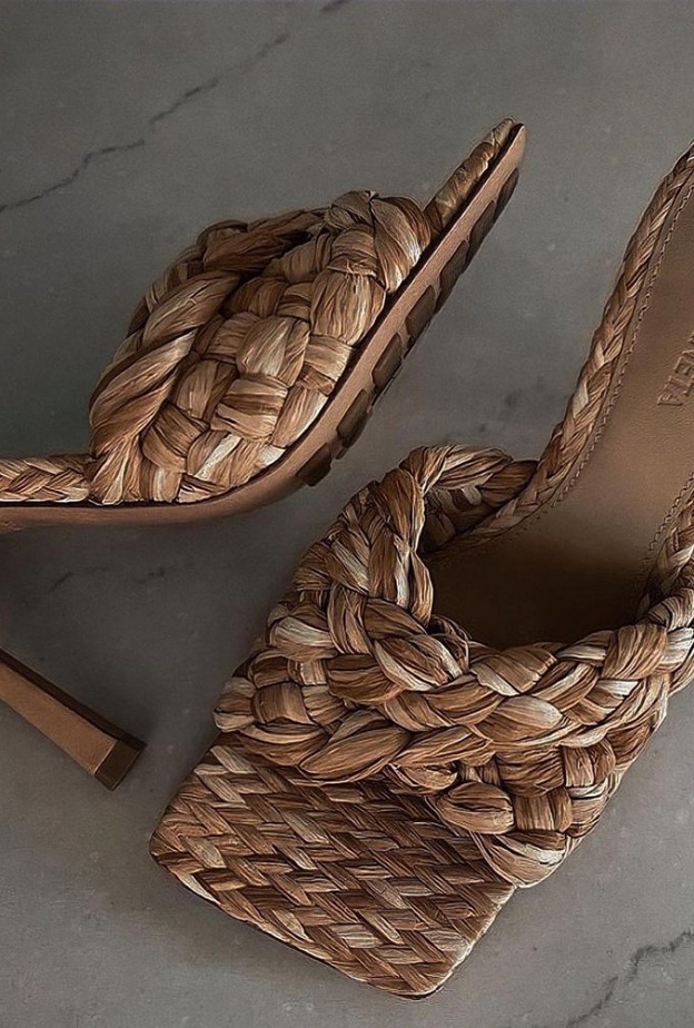 حذاء كعب مفتوح من علامة بوتييغا