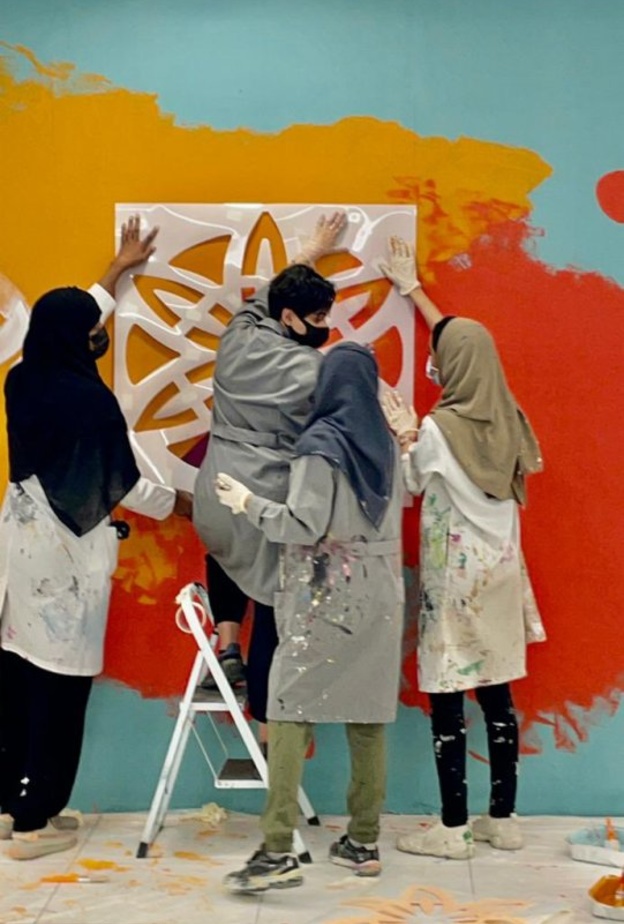 جانب من فعالية جداريات الخط العربي