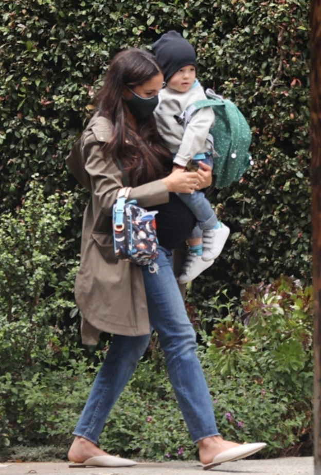 وقع إختيارها على حذاء Mules باللون البيج من مجموعة فالنتينو