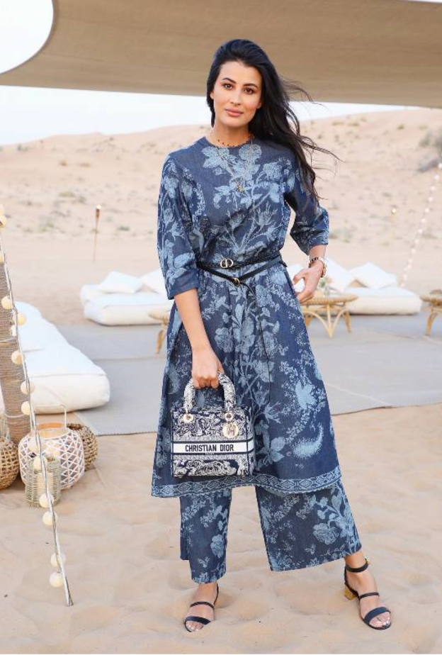 تألقت بإطلالة من توقيع Dior بأسلوب يمزج بين الأزياء الشرقية مع اللمسة الغربية