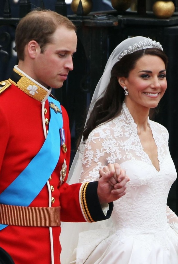  التقاليد منعت الأمير وليام من النظر لكيت في ممر العروس