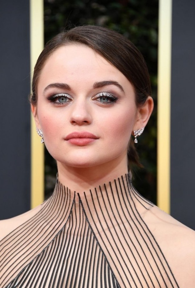 الوان ظلال عيون براقة لصيف 2021 من وحي Joey King 2021