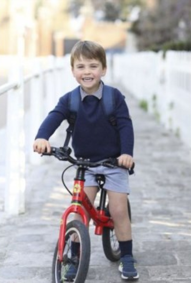 بالصور.. أطفال العائلات الملكية في يومهم الدراسي الأول