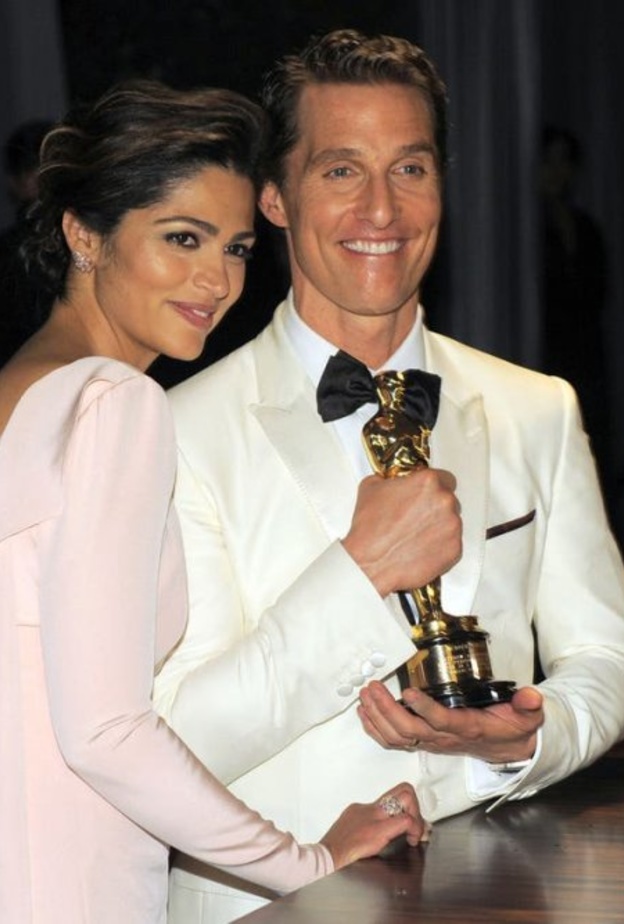 إطلالة جوليا روبيرتس مع خطيبها السابق بنجامين برات في حفل الأوسكار 2001