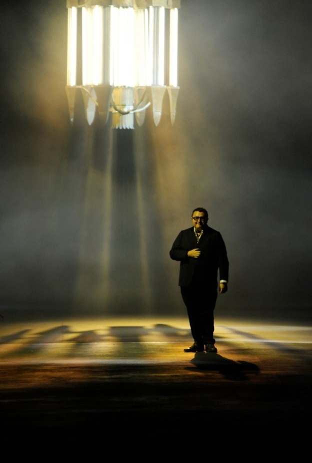 توفي مصمم الأزياء العالمي ألبير إلباز في أحد مستشفيات باريس يوم السبت عن عمر يناهز ال 59 عامًا