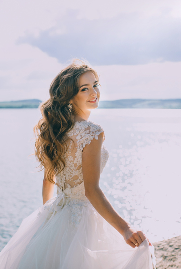 6 نصائح لاختيار فستان زفاف يناسب شاطئ البحر