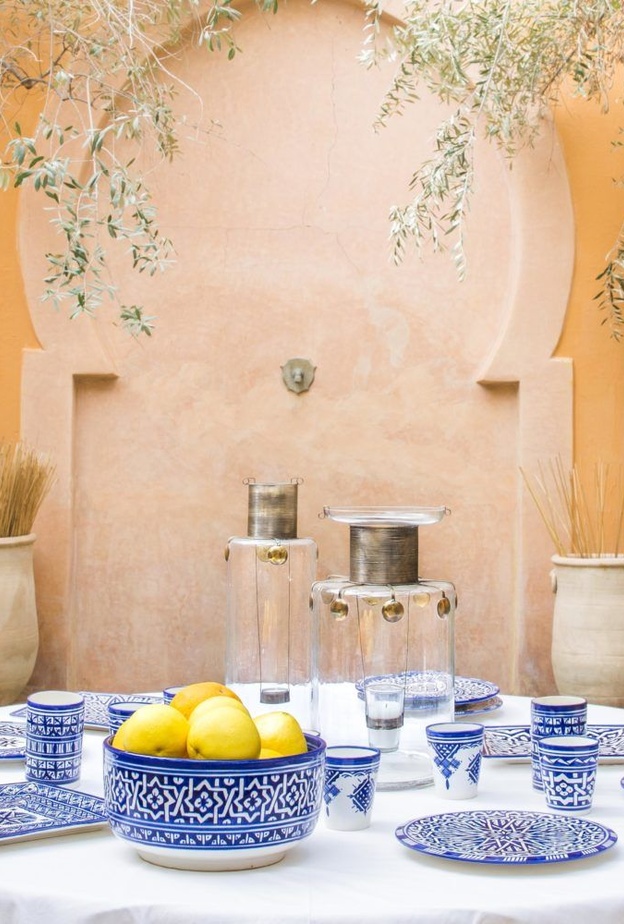  أدوات مائدة رمضانية بنقشات شرقية