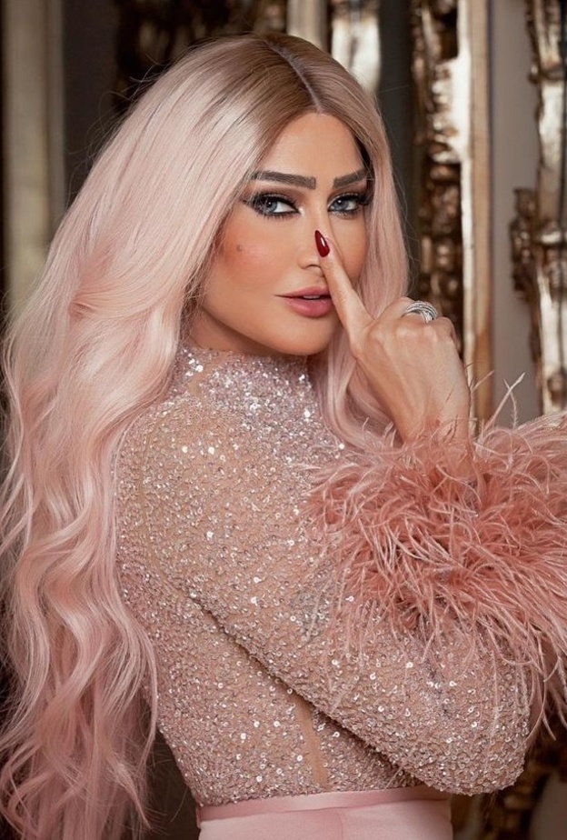 غادة عبد الرازق في كواليس مسلسل لحم غزال بالشعر الوردي هل تشبه هيفاء وهبي