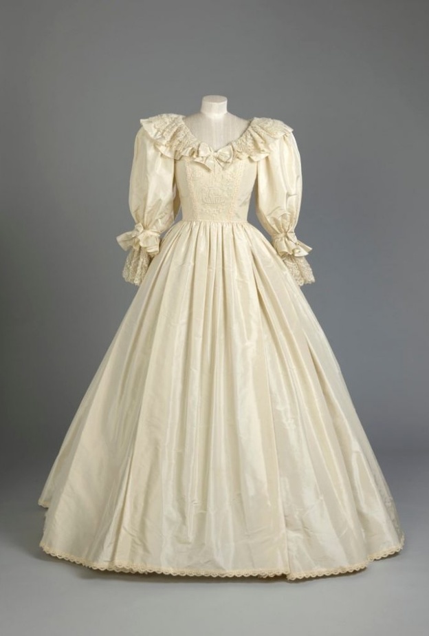 إعارة فستان زفاف ديانا بموافقة ولديها وليام وهاري