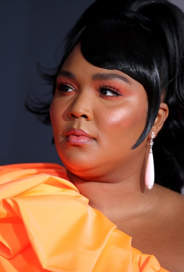 إطلالة أنثوية بدرجات البرتقالي بأسلوب ليزو