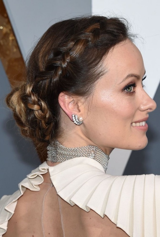  تسريحات شعر مرفوعة مع الضفائر والكعكة المنخفضة من وحي Olivia Wilde