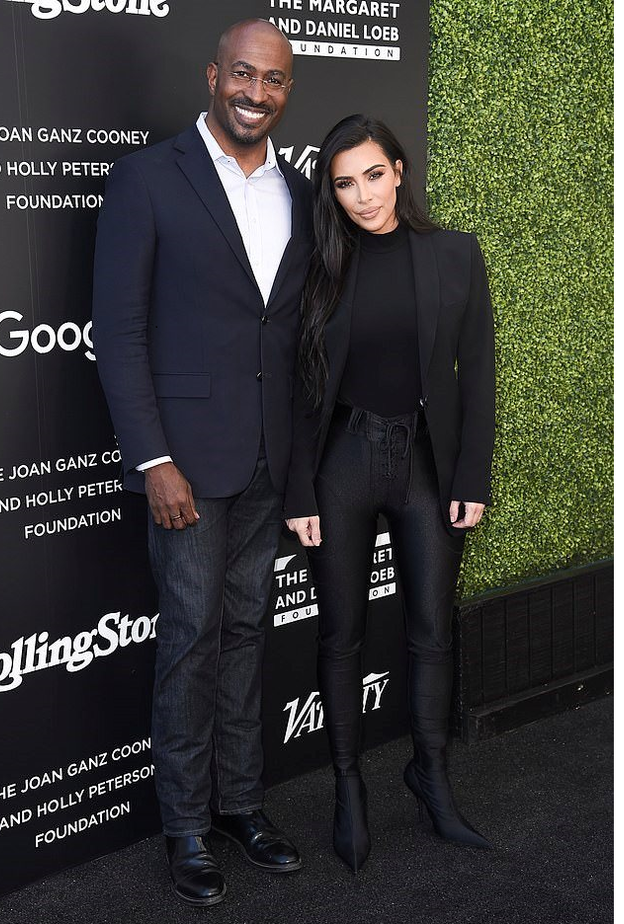 أطلت بالبليزر مع الكنزة السوداء بقصة الياقة العالية والبنطلون الأسود الضيق