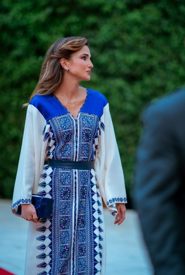 أطلت في إحدى المناسبات بالعباية السوداء المخملية