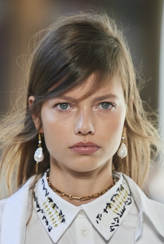 رسمات مكياج ناعمة مع البلاشر المشمشي للحصول على اطلالات مشرقة من Ports 1961