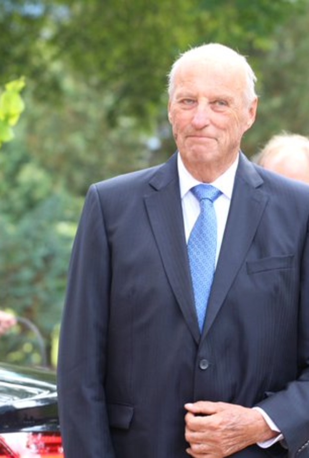 الملك هارالد يقوم بأولى مهماته الرسمية منذ عودته من الأجازة المرضية