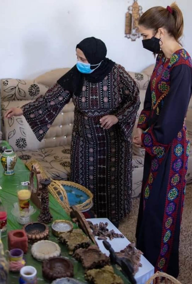 الملكة رانيا تزور جمعية اليسرى النسائية الخيرية في مادبا