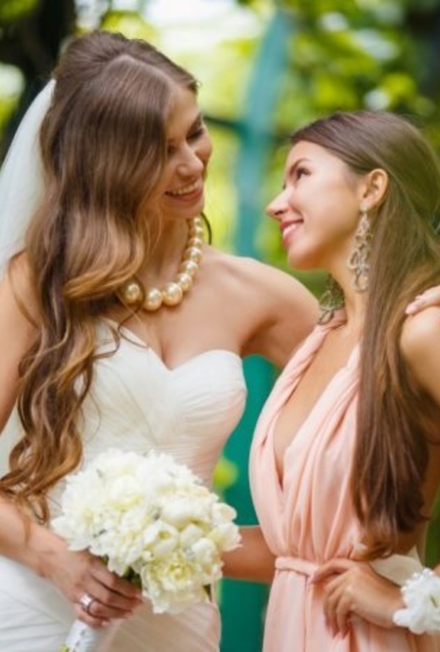 اخت العروس يحب ان تنتبه لكل تفاصيل اطلالة شقيقتها في يوم الحفل