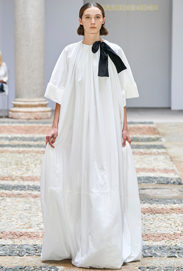 موديلات فساتين بيضاء مريحة مع الثنيات العريضة من وحي دار Mario Dice